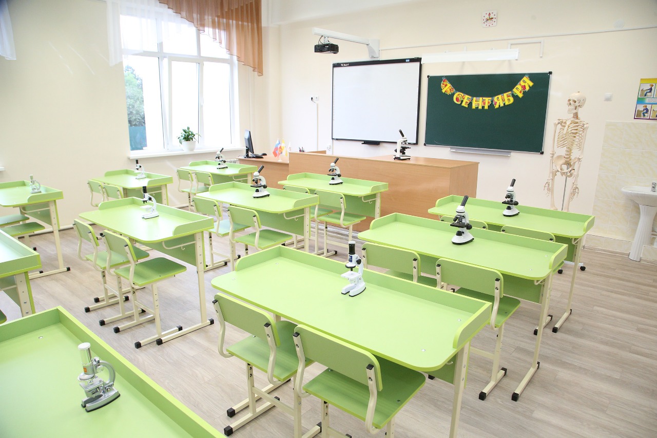 В августе школа получила новые парты для 10 кабинетов в каждый