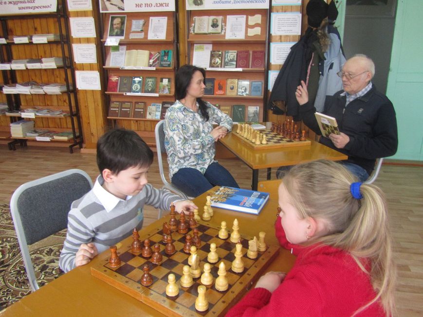 В Центральной районной библиотеке продолжает работу шахматный клуб «Ход конем»..
