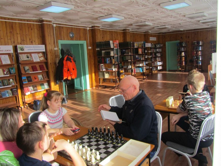 С октября в Богучанской районной библиотеке возобновит свою работу шахматный клуб "Ход конем"..