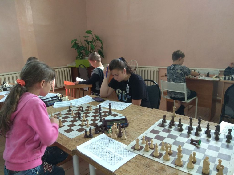С 10 по 16 августа учащиеся шахматного отделения Богучанской ДЮСШ прошли обучение в г. Красноярске в летнем лагере Международной шахматной школы гроссмейстера Петра Кирякова.