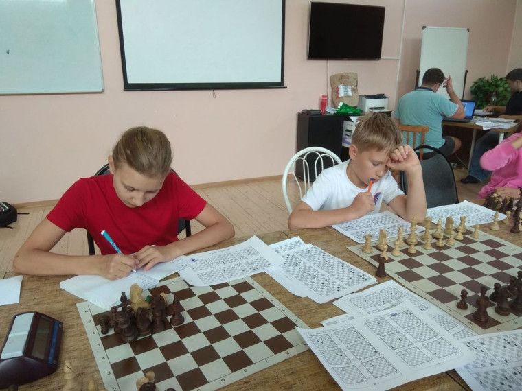 С 10 по 16 августа учащиеся шахматного отделения Богучанской ДЮСШ прошли обучение в г. Красноярске в летнем лагере Международной шахматной школы гроссмейстера Петра Кирякова.