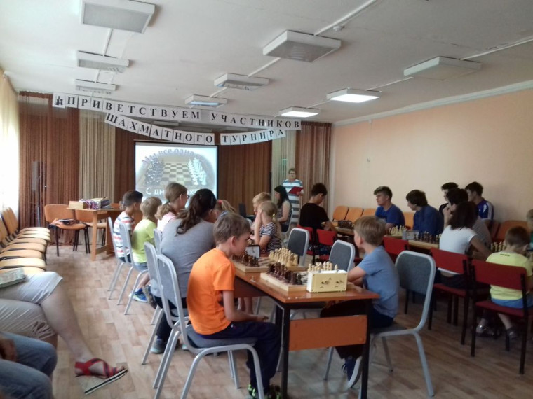 20 июля праздничным шахматным турниром в Центральной районной библиотеке отметили международный День шахмат, отмечаемый с 1966 года более чем в 170 странах мира..