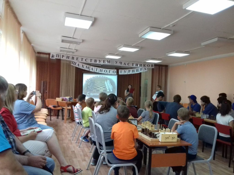 20 июля праздничным шахматным турниром в Центральной районной библиотеке отметили международный День шахмат, отмечаемый с 1966 года более чем в 170 странах мира..