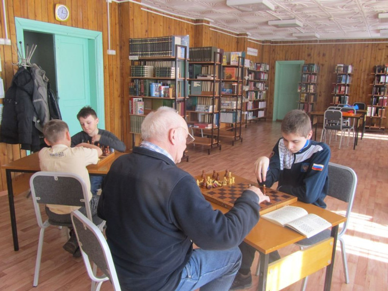 В Центральной районной библиотеке продолжает работу шахматный клуб «Ход конем»..