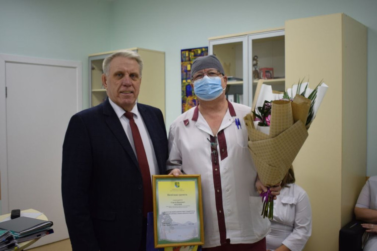 Владимир Саар поздравил юбиляров-медиков.